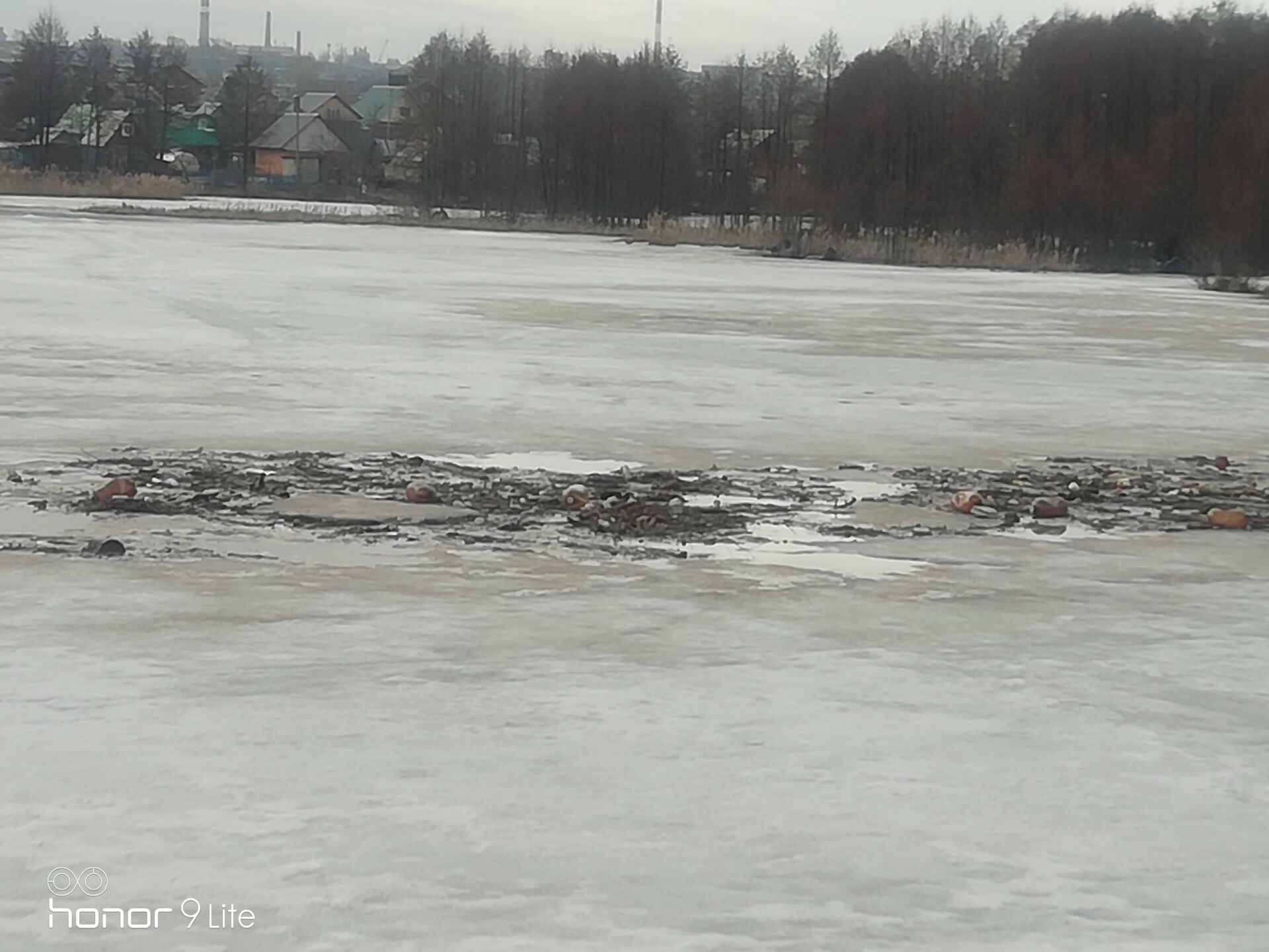В Челнах на льду посреди реки Мелекеска замечена куча мусора