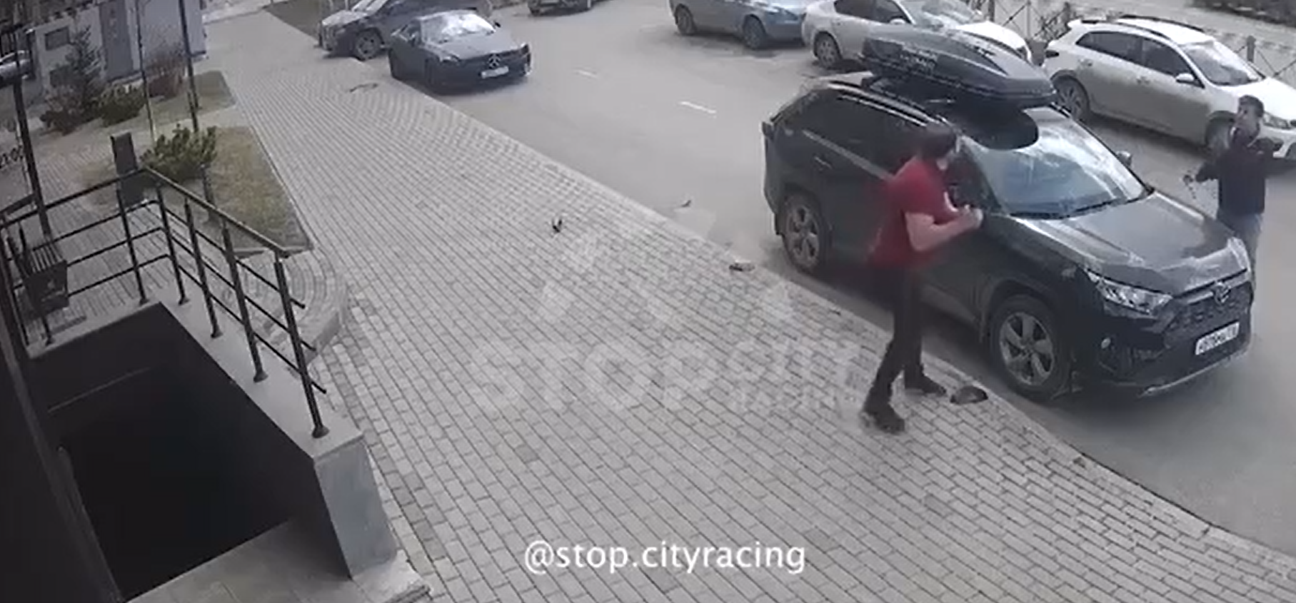 В Сети появилось видео, как в Татарстане мужчина огромным ножом повредил автомобиль