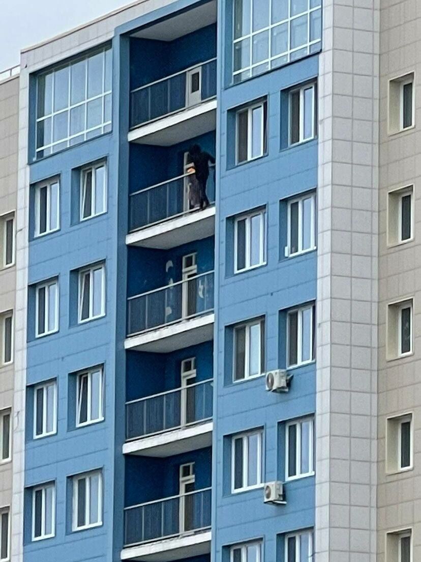 Соцсети: в&nbsp;Челнах молодой человек несколько часов стоит на&nbsp;карнизе балкона
