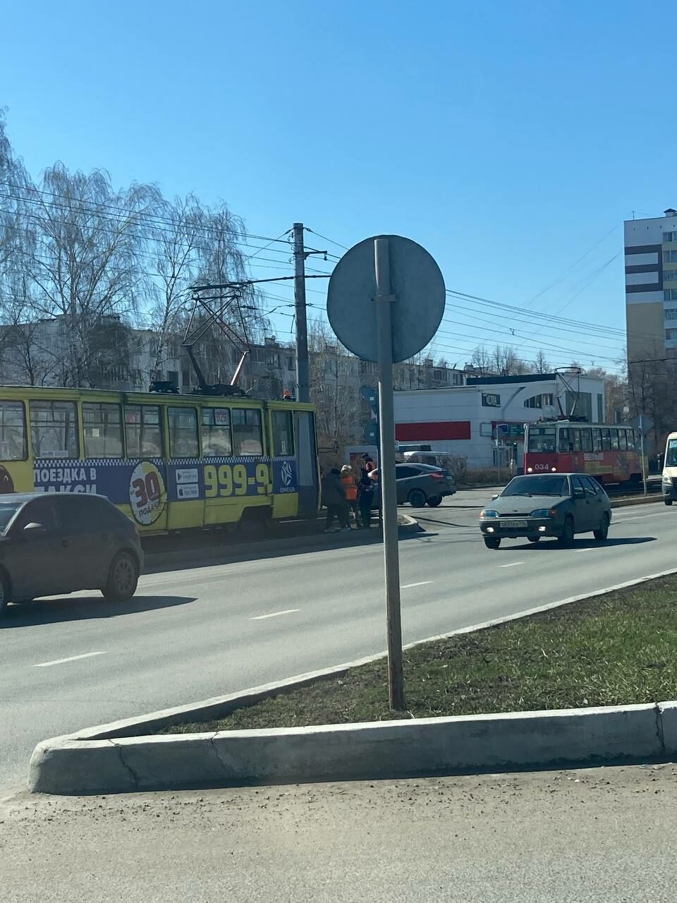 В Набережных Челнах легковушка застряла на трамвайных путях