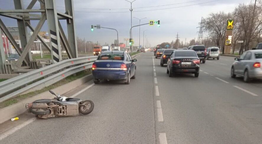 В Челнах водитель автомобиля сбил пенсионерку на мопеде