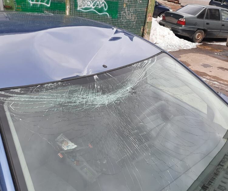 В Челнах ночью неизвестные разбили лобовое стекло и оставили вмятину на крыше автомобиля