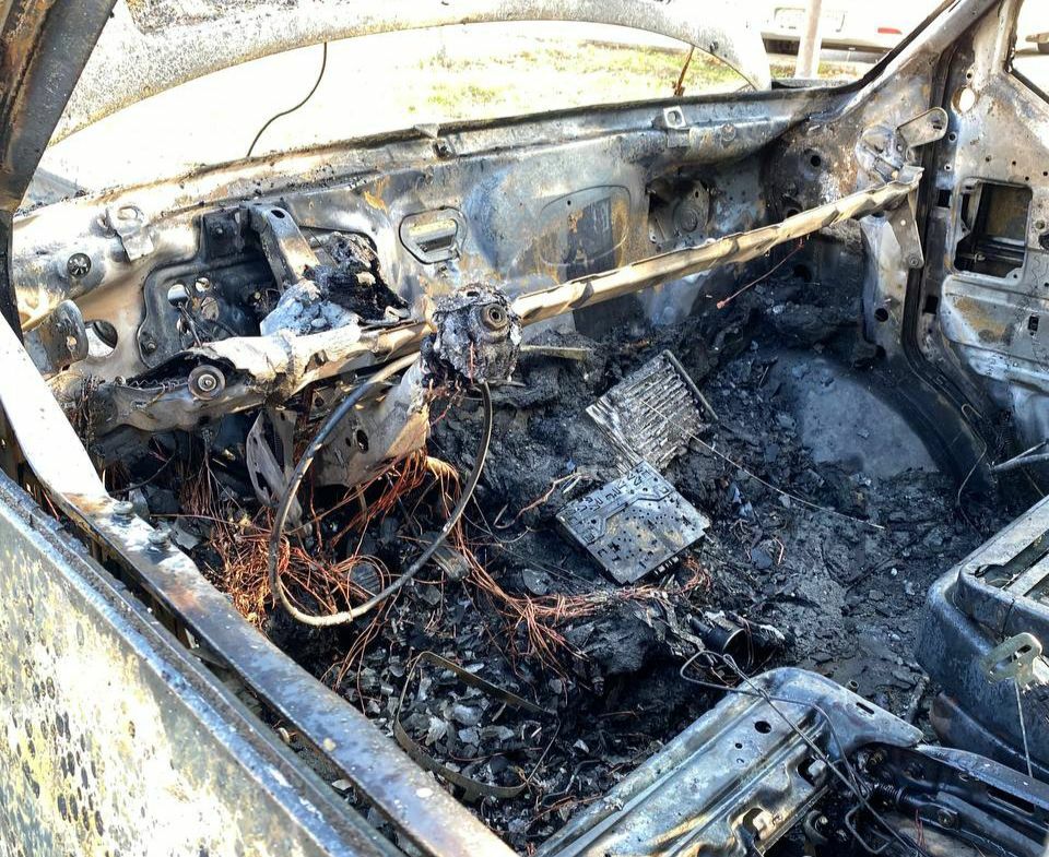 Житель Челнов попытался потушить загоревшийся автомобиль, но&nbsp;получил ожоги рук