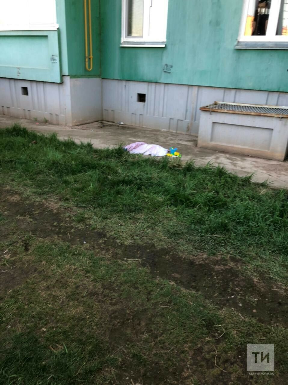 Появились фото из квартиры, откуда упала девочка в Альметьевске