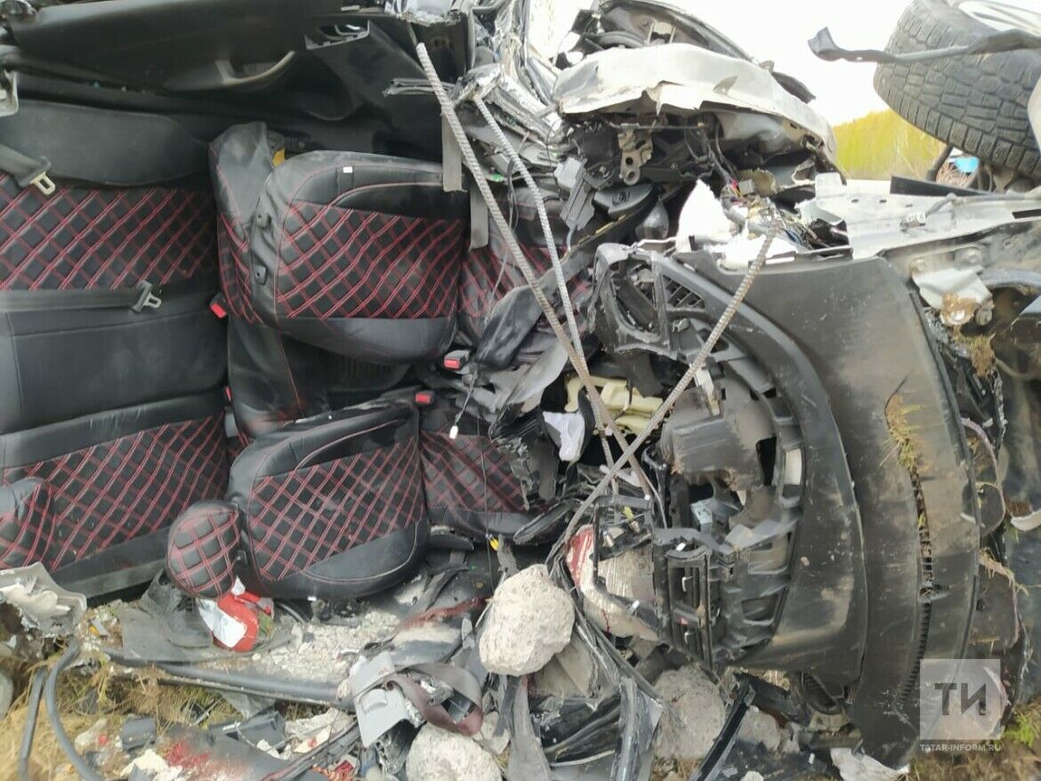 На трассе в Татарстане троих человек зажало в искореженном автомобиле, который вылетел на обочину