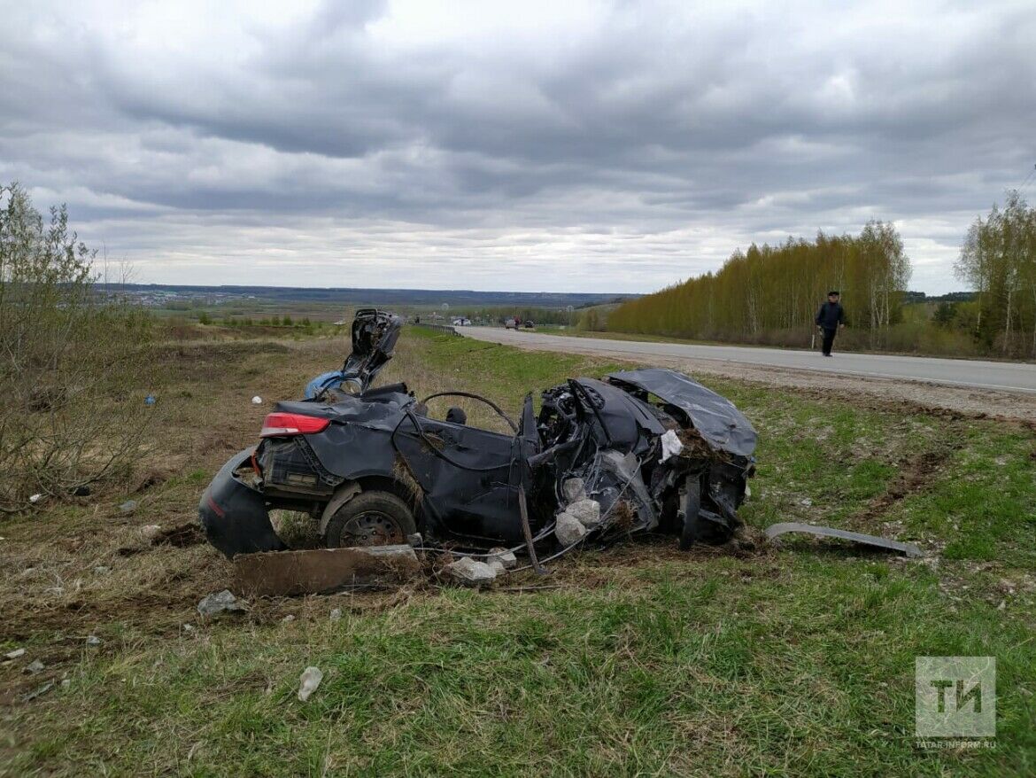 На трассе в Татарстане троих человек зажало в искореженном автомобиле, который вылетел на обочину