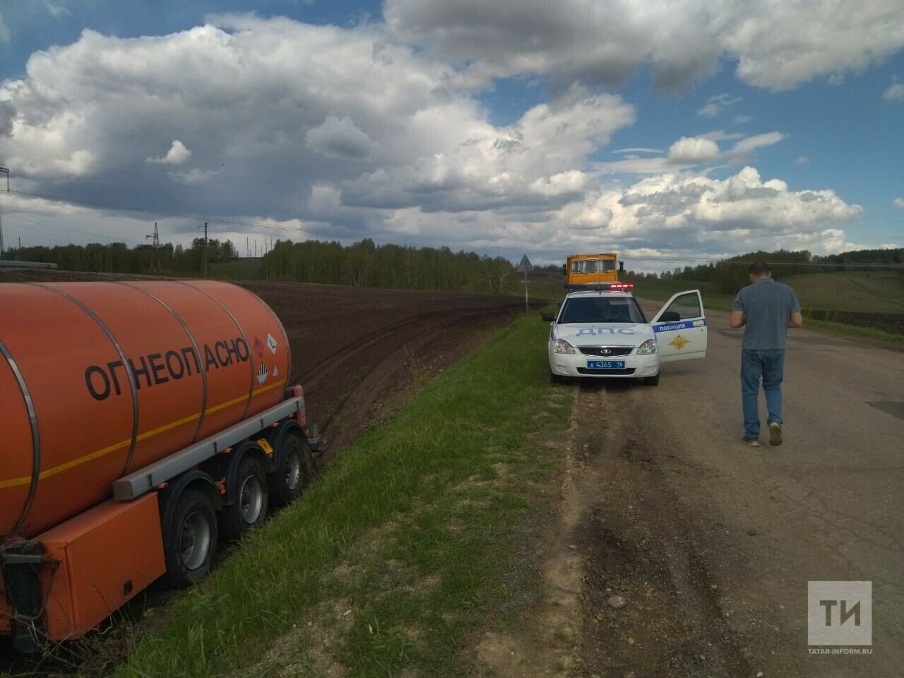 В Татарстане бензовоз съехал с трассы, водителю стало плохо и он умер