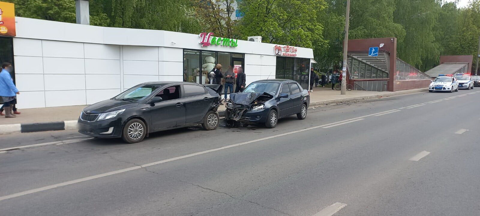 В Челнах водитель легковушки на скорости влетел в иномарку и скрылся с места ДТП