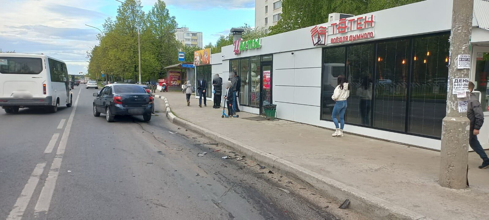 В Челнах водитель легковушки на скорости влетел в иномарку и скрылся с места ДТП