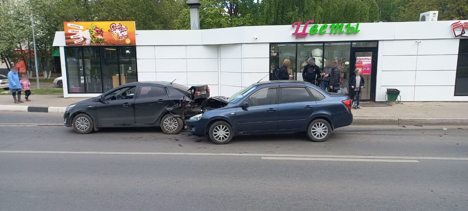 В Челнах водитель легковушки на скорости влетел в иномарку и скрылся с места ДТП