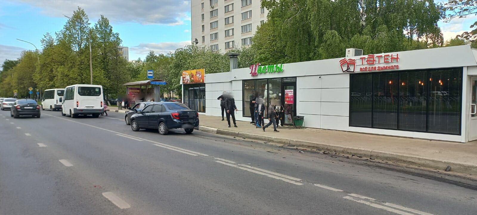 В Челнах водитель легковушки на скорости влетел в иномарку и скрылся с места ДТП