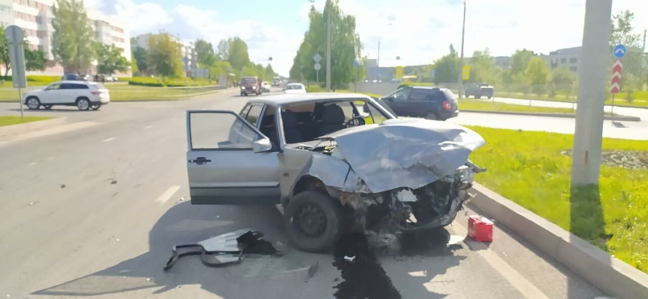 В Челнах двое водителей попали в БСМП после ДТП на перекрестке