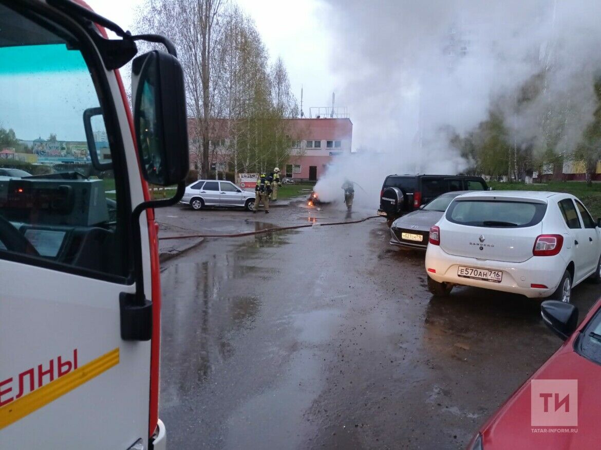 В Набережных Челнах рано утром сгорела легковушка