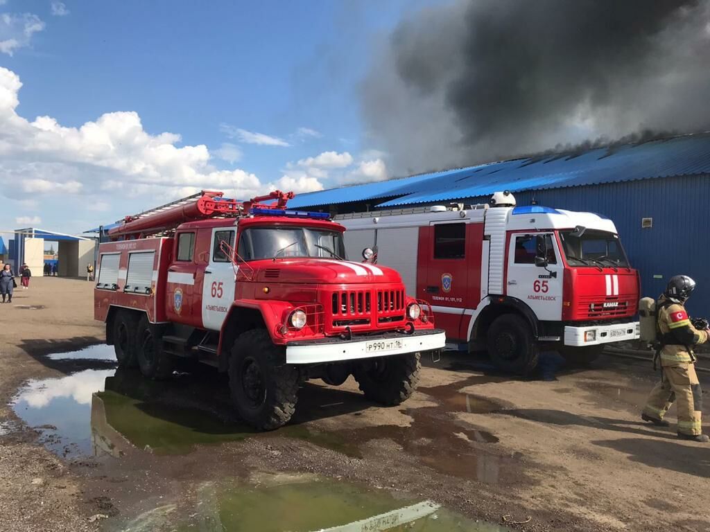 В Татарстане сотрудники МЧС ликвидируют пожар на складе рыбных консервов