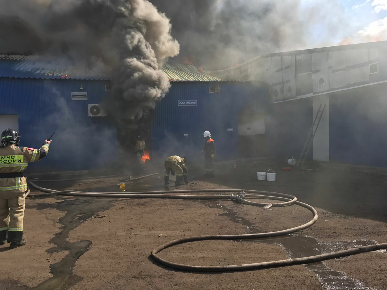 В Татарстане сотрудники МЧС ликвидируют пожар на складе рыбных консервов