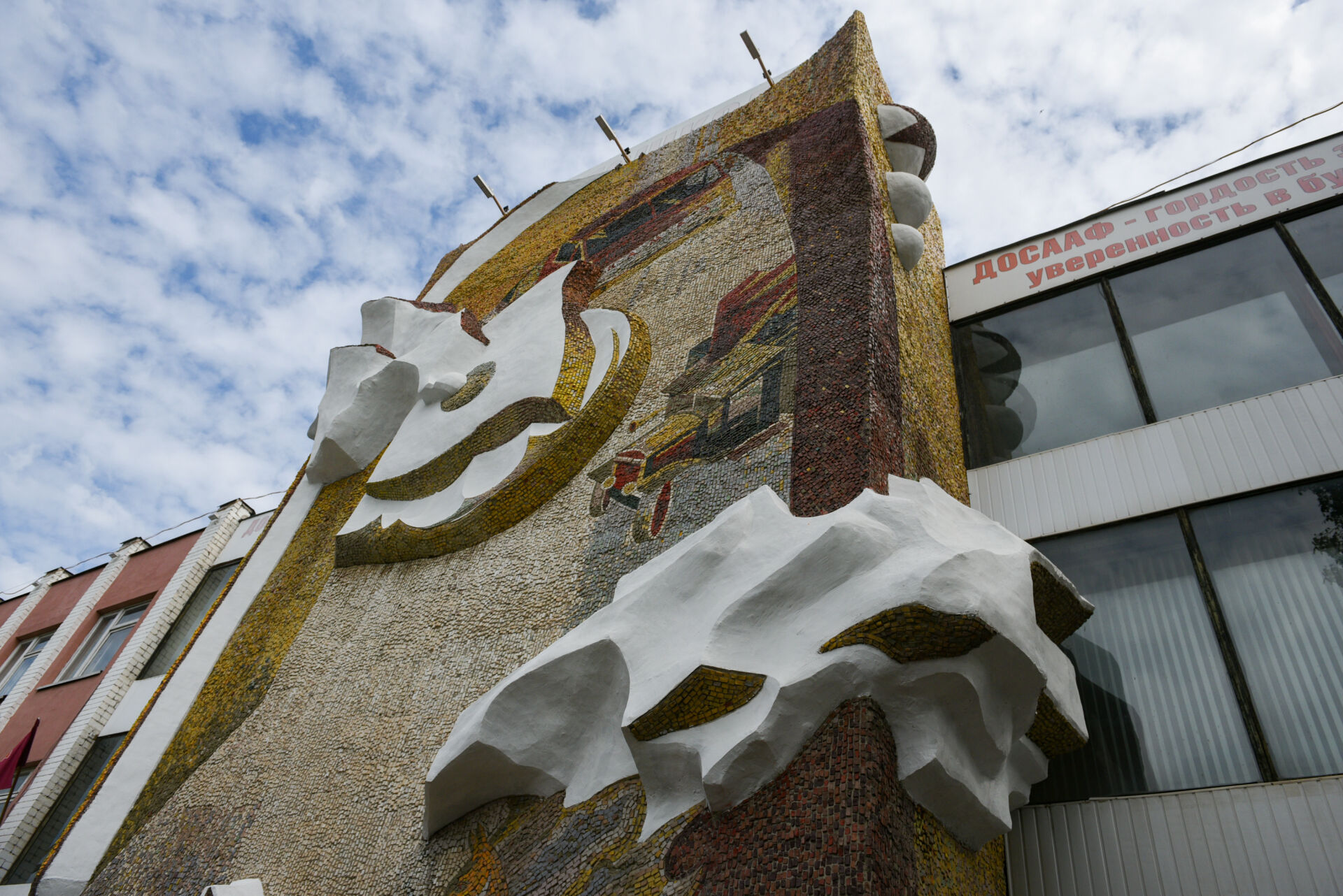 В&nbsp;Набережных Челнах отреставрировали мозаичное полотно на&nbsp;фасаде ДОСААФ