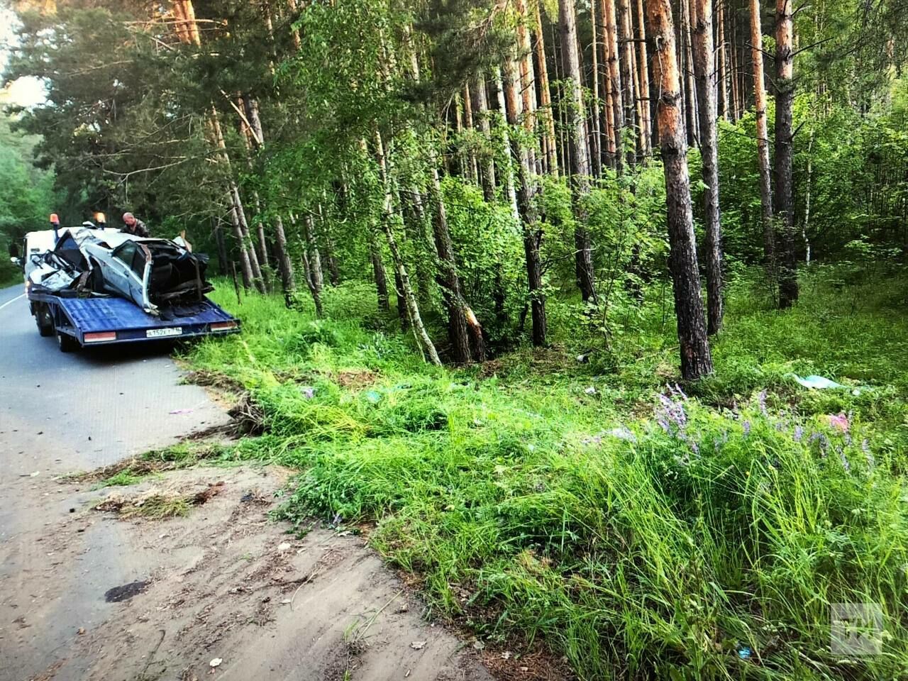 Легковушку после ДТП разорвало пополам под Набережными Челнами