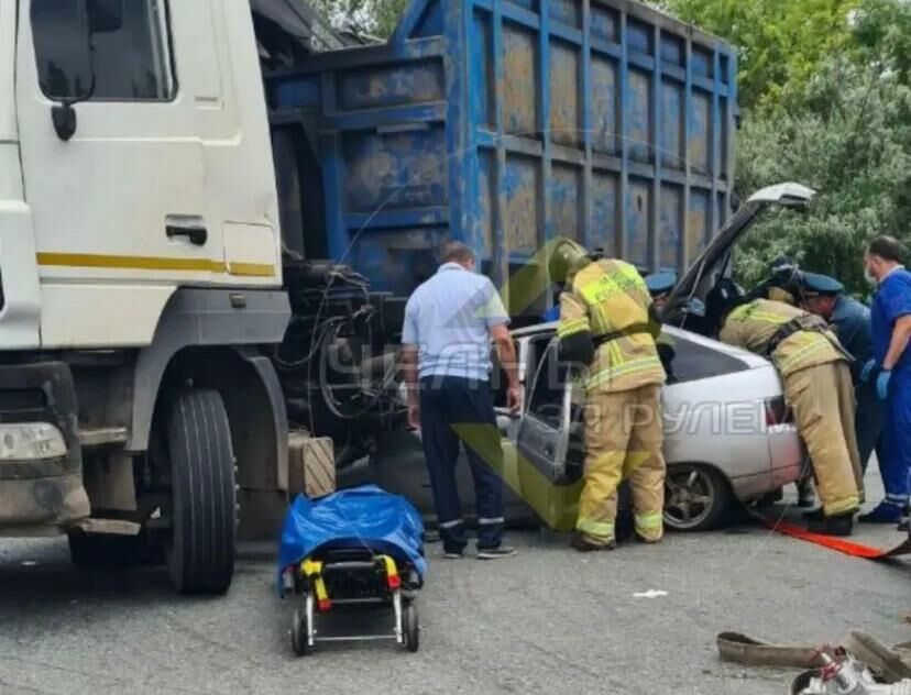 В Набережных Челнах легковушка влетела в большегруз