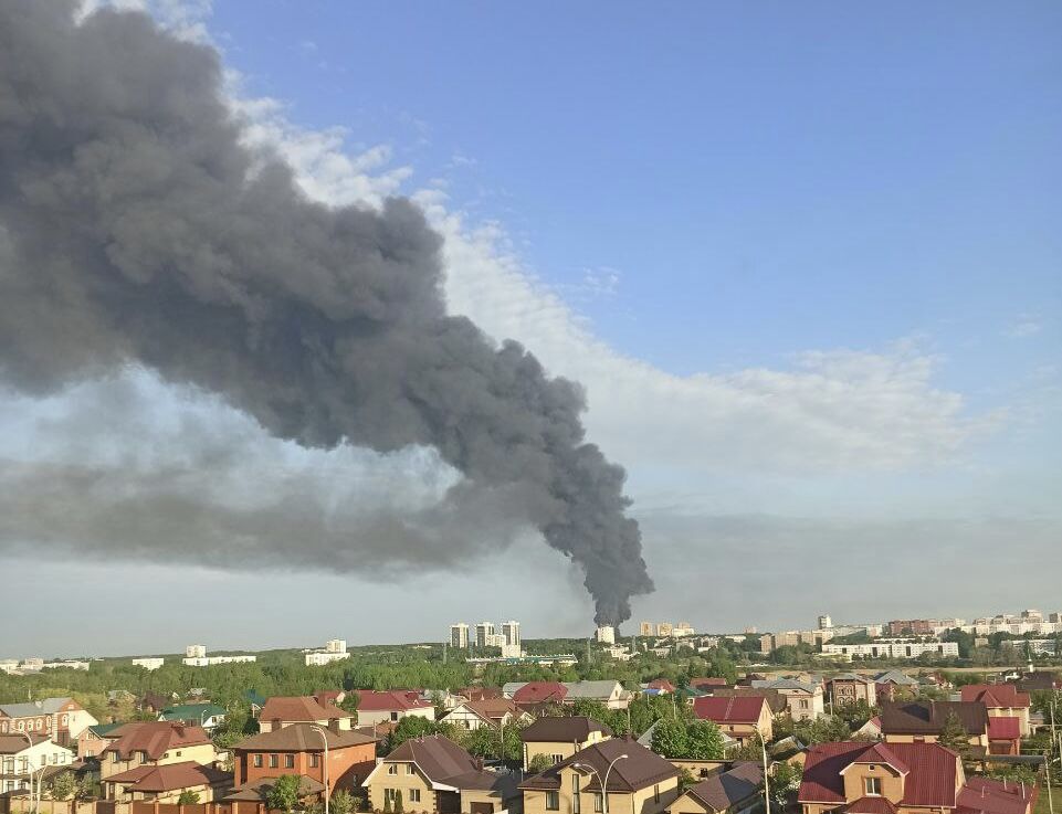 В Челнах крупный пожар, на территории склада горит резина и пластик