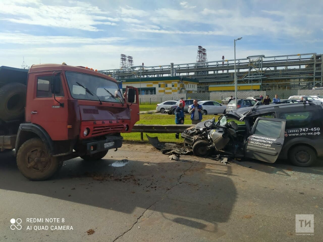 В Татарстане «КАМАЗ» вмял легковушку в отбойник, есть пострадавший