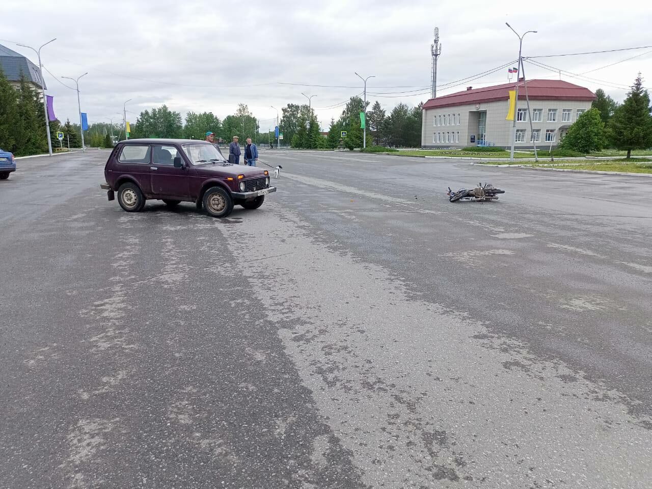 Два мальчика на мопеде врезались в «Ниву» в Татарстане