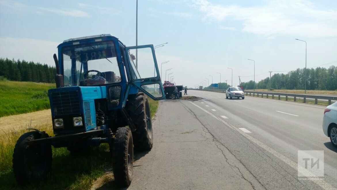 На трассе М-7 в Татарстане загорелся прицеп с сеном