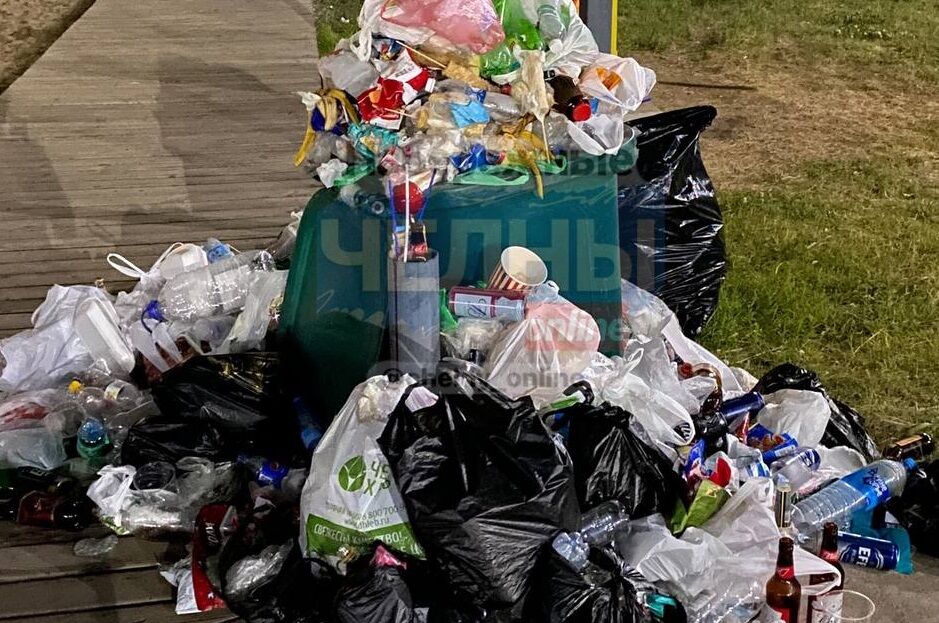 Жители Челнов жалуются на скопившийся мусор на набережной Габдуллы Тукая