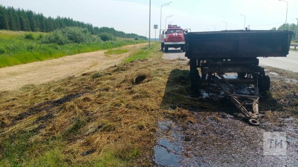 На трассе М-7 в Татарстане загорелся прицеп с сеном