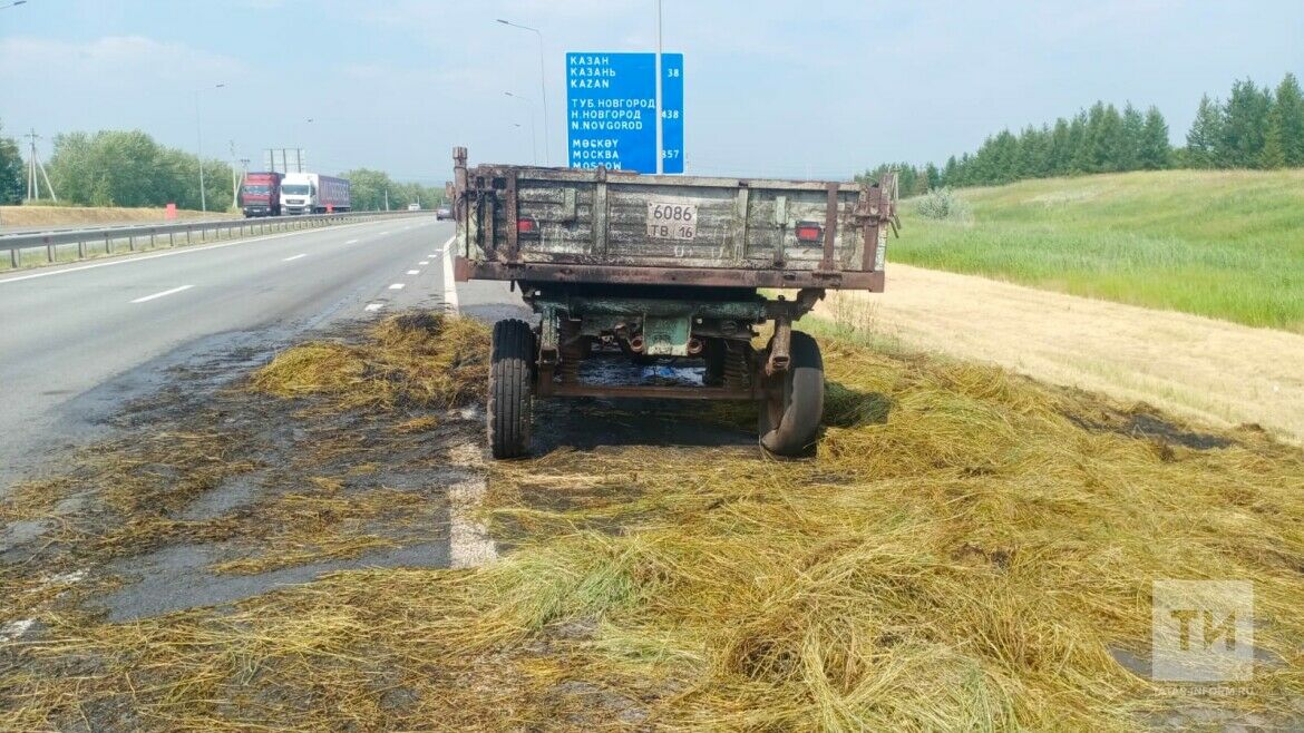 На трассе М-7 в Татарстане загорелся прицеп с сеном