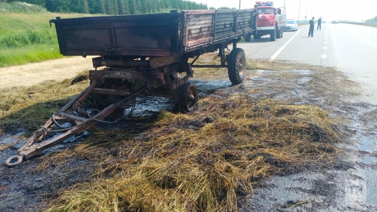 На трассе М-7 в Татарстане загорелся прицеп с сеном