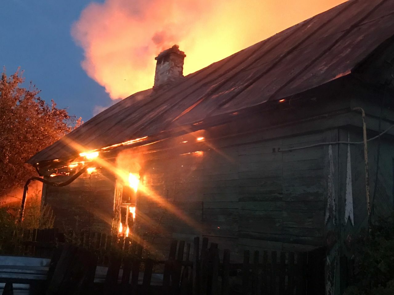 Двое мужчин погибли в ночном пожаре в частном доме в Татарстане