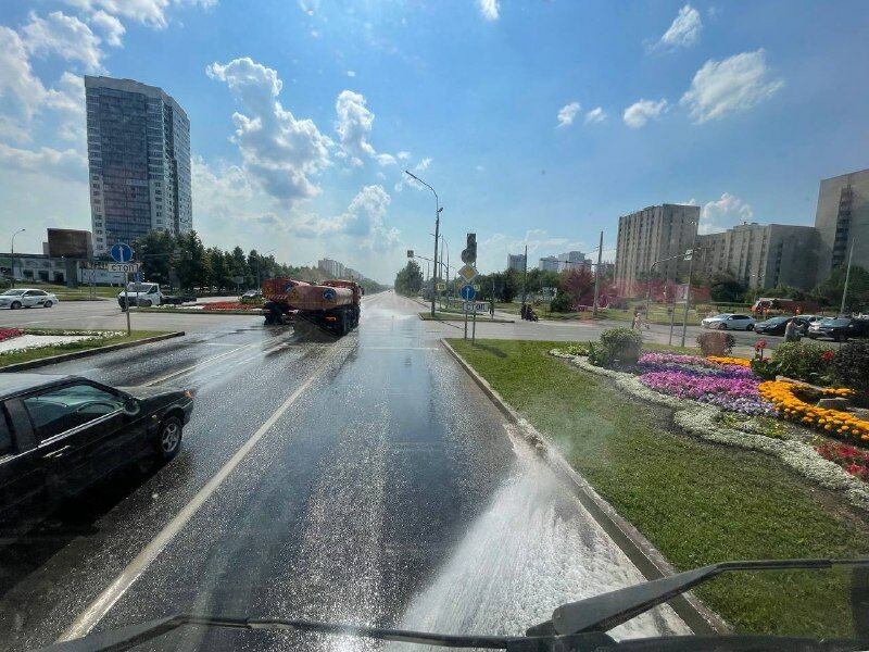 В Челнах городские службы усилили полив дорог