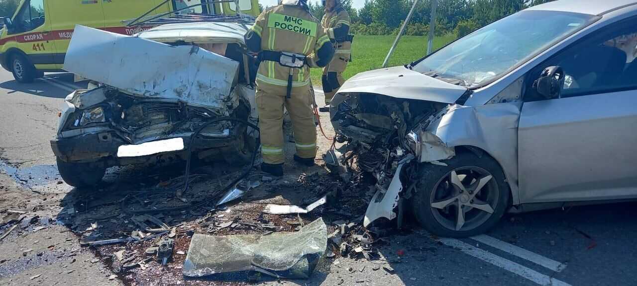 В Татарстане в лобовом столкновении легковушек погиб водитель ВАЗа