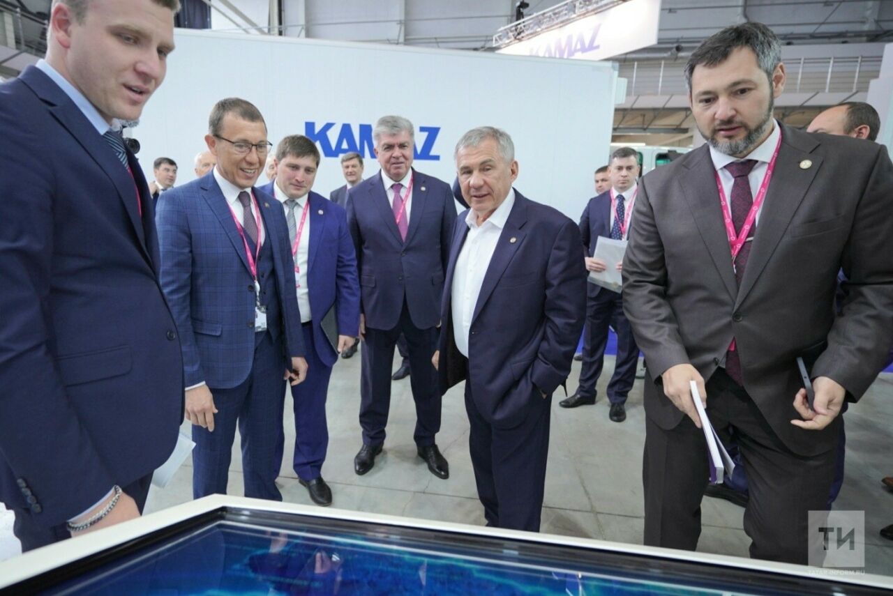 Мэр Челнов Наиль Магдеев принимает участие в выставке «Иннопром-2022»