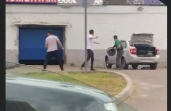 В Челнах на видео сняли, как шиномонтажник разбивает стекла автомобиля диском от колеса