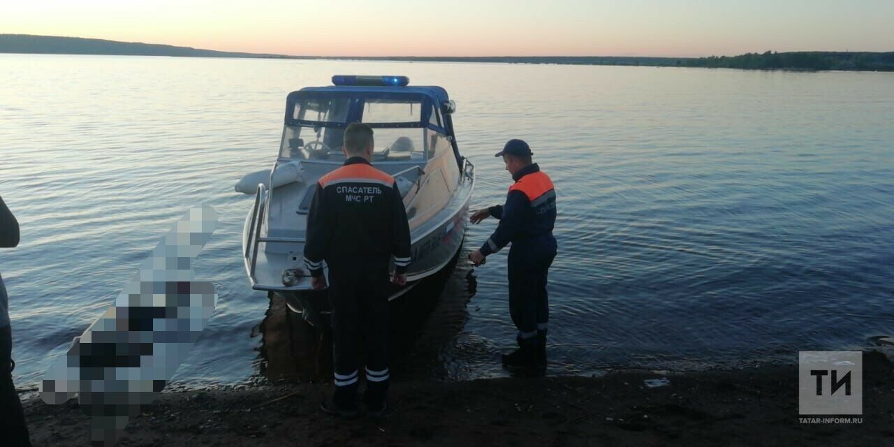 В Челнах на реке Кама ребята на лодке увидели в воде труп мужчины