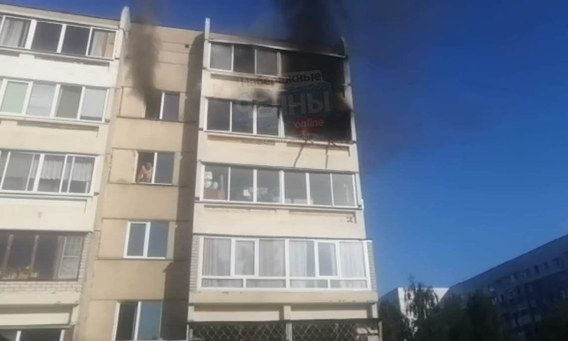 В Челнах из пятиэтажки, где произошел пожар, спасли двух человек