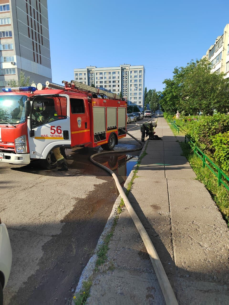 В Челнах из пятиэтажки, где произошел пожар, спасли двух человек