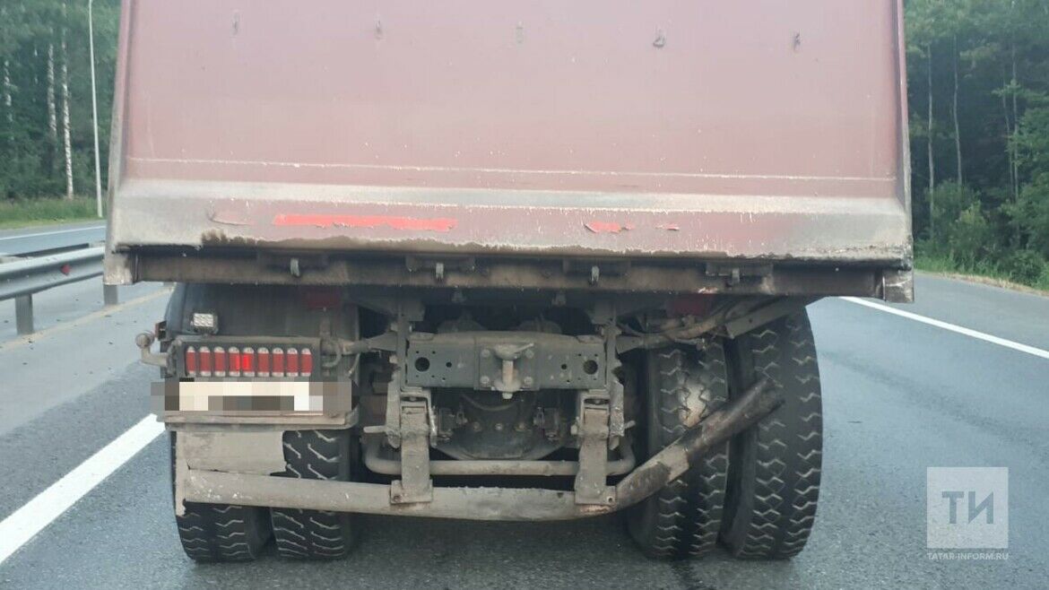 На трассе в Татарстане легковушка влетела в грузовик, есть пострадавший