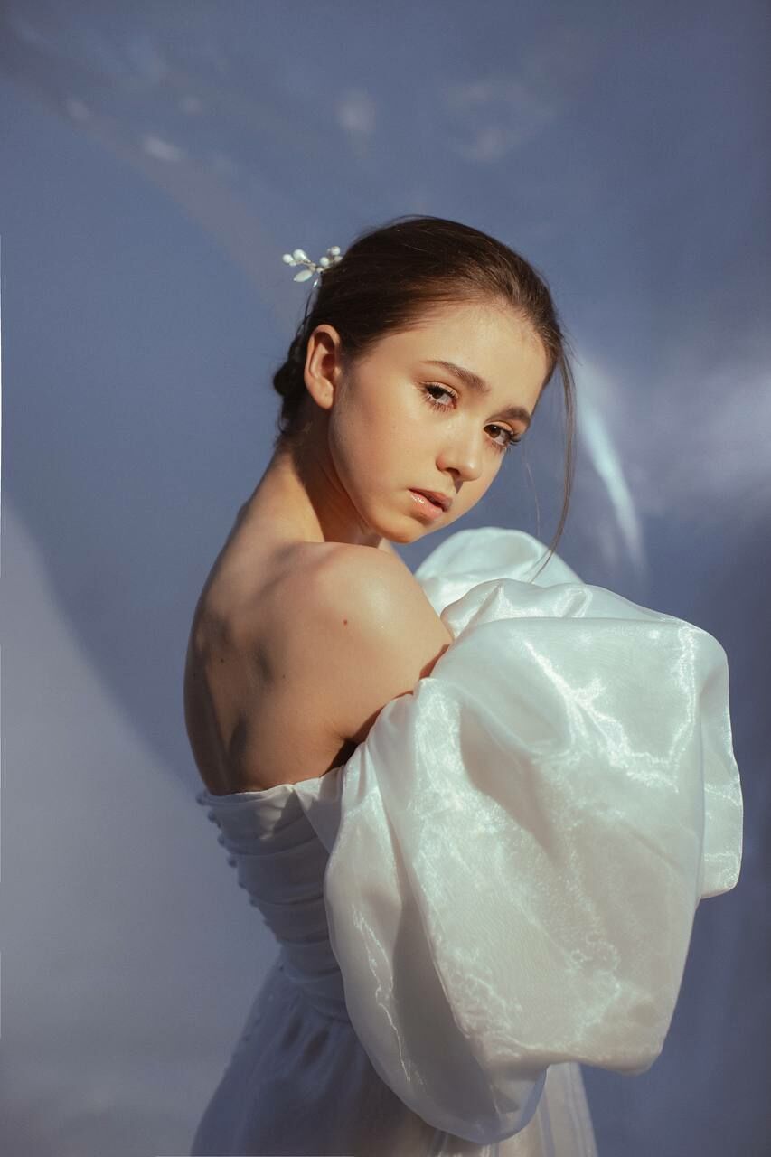 Камила Валиева опубликовала фото в белом платье