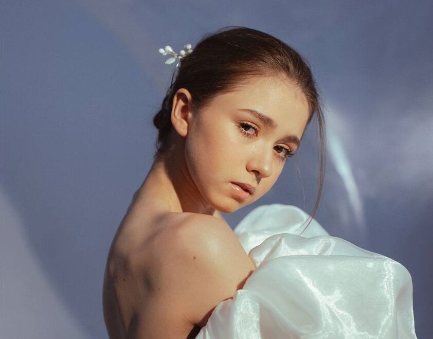 Камила Валиева опубликовала фото в белом платье
