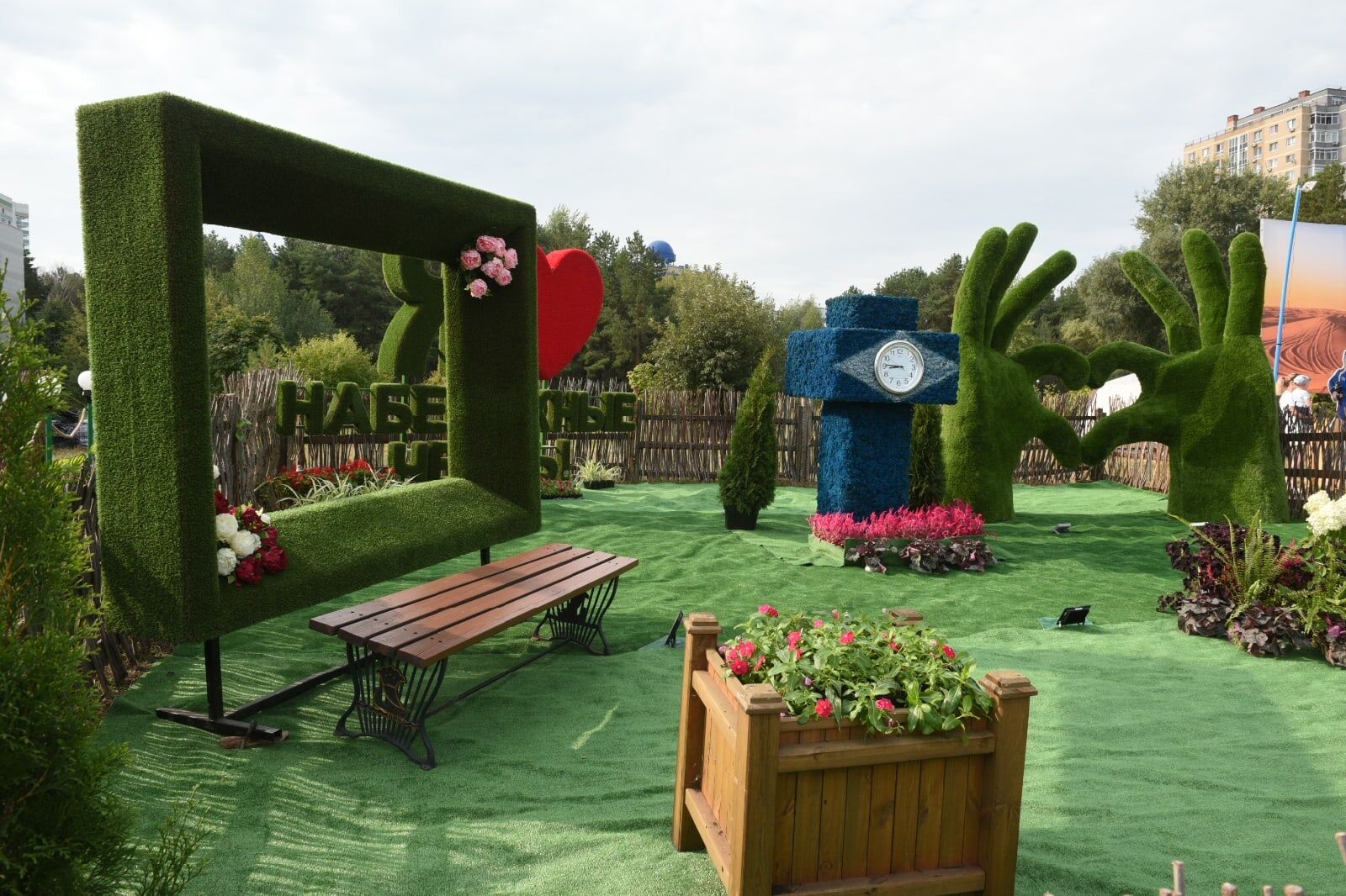 В Челнах на фестивале «Акварель» представили «КАМАЗ» из цветов и скульптуру Ильдара Ханова