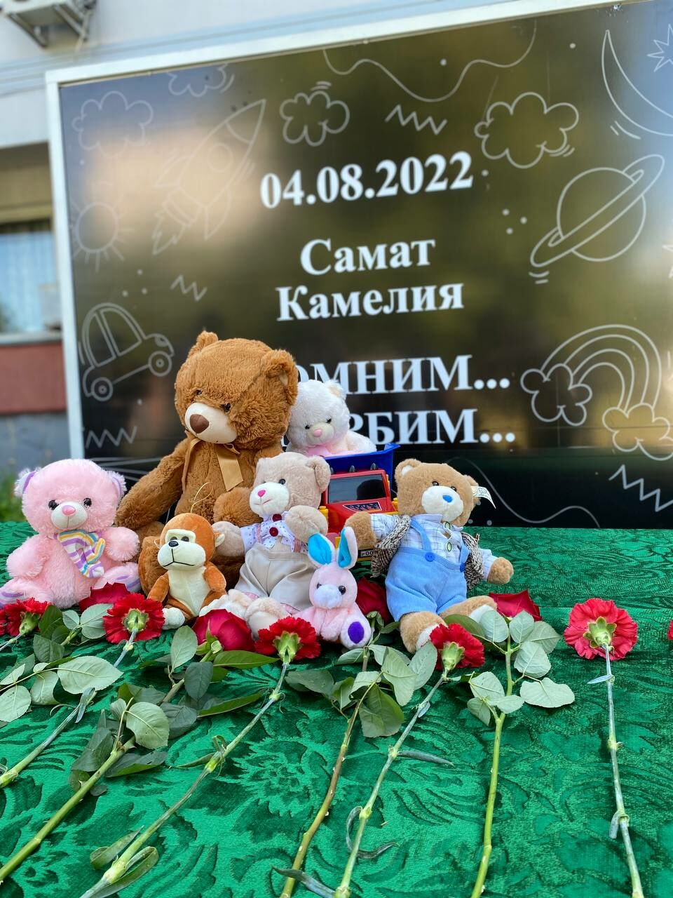 Наиль Магдеев возложил цветы к&nbsp;стихийному мемориалу в&nbsp;память о&nbsp;погибших на&nbsp;пожаре детях