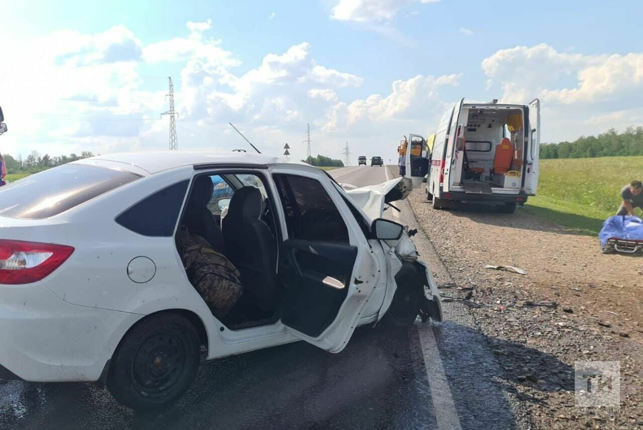 На трассе в РТ полмашины смяло после лобового столкновения, один водитель погиб