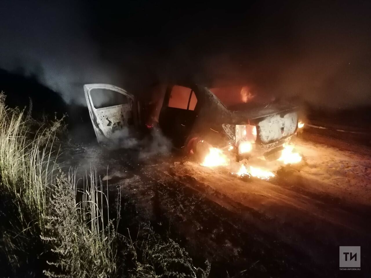 В поле в Татарстане дотла сгорел легковой автомобиль