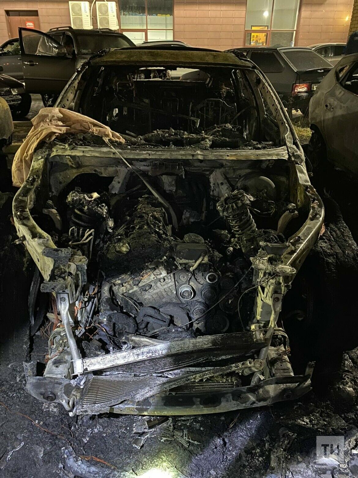 Ночью во дворе в Челнах сгорели несколько автомобилей