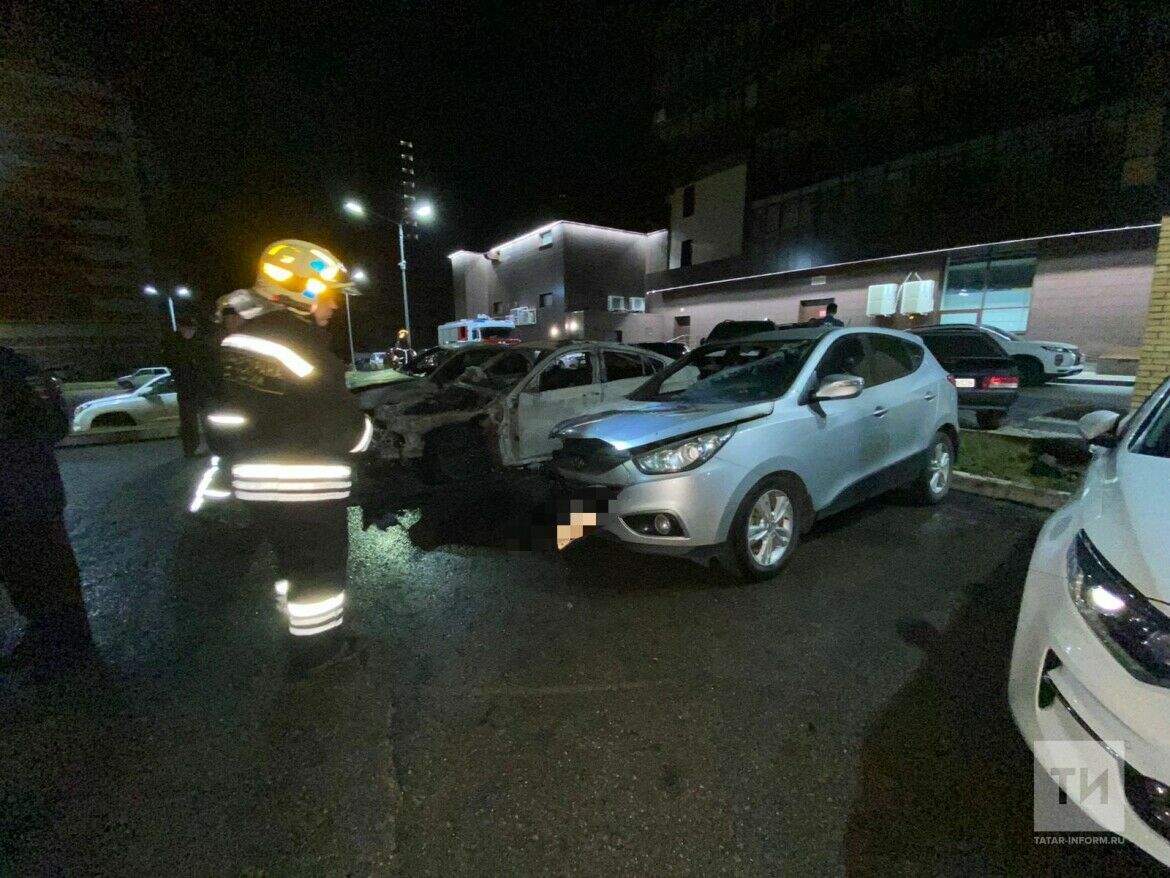 Ночью во дворе в Челнах сгорели несколько автомобилей