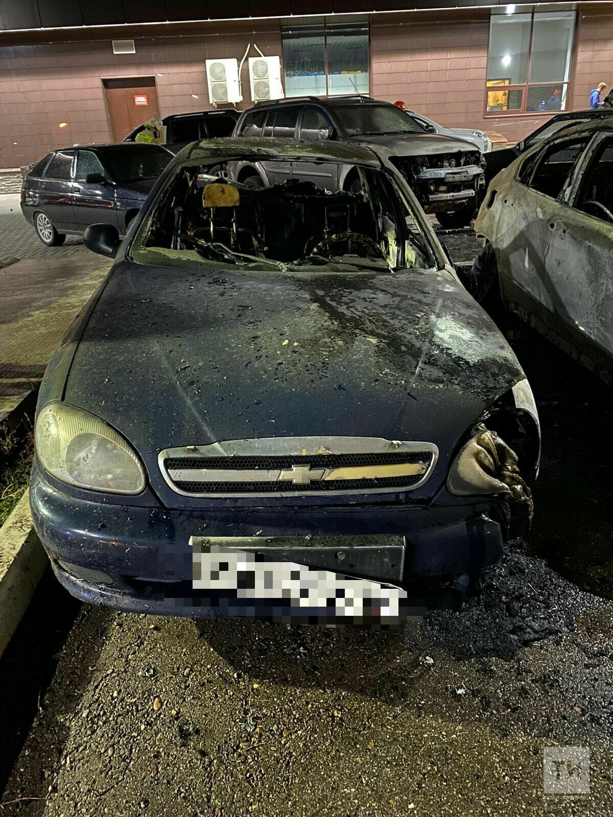 Ночью во дворе в Челнах сгорели несколько автомобилей