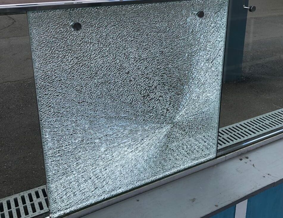 Стало известно, кто разбил выстрелом стекло в подземном переходе Челнов