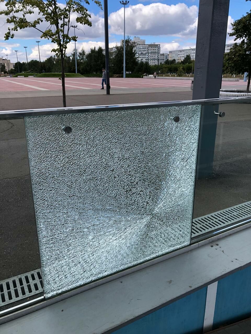Стало известно, кто разбил выстрелом стекло в подземном переходе Челнов